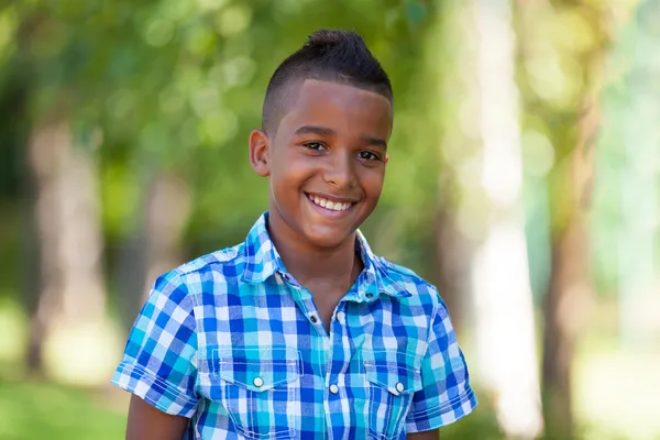 Açık portre sevimli bir genç siyah çocuk - Afrika insanlar