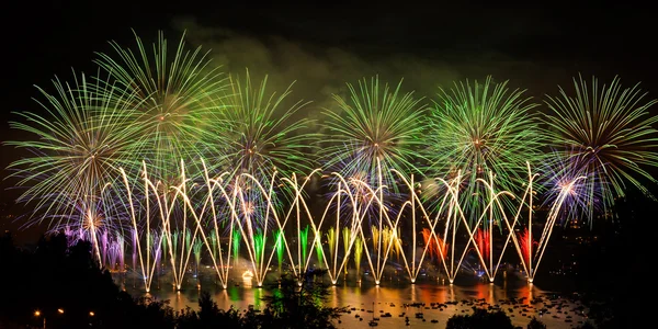 Feuerwerk über der Stadt Annecy in Frankreich für den Annecy-See — Stockfoto