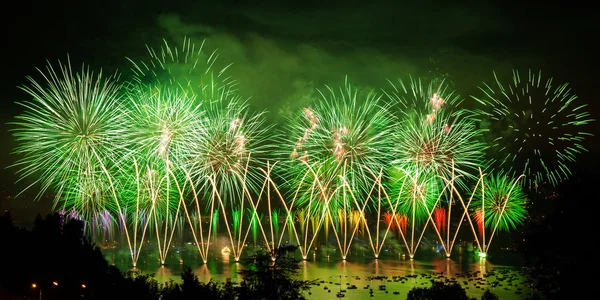 Feuerwerk über der Stadt Annecy in Frankreich für den Annecy-See — Stockfoto