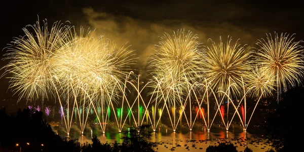 Feuerwerk über der Stadt Annecy in Frankreich für den Annecy-See — Stockfoto