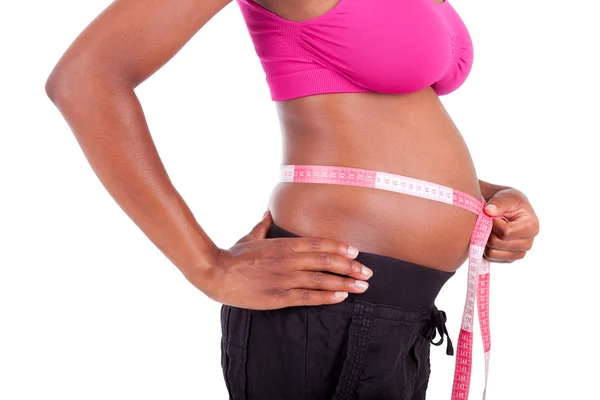 Jovem mulher negra grávida medindo sua barriga - pessoas africanas — Fotografia de Stock