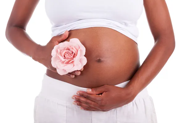 Jovem mulher negra grávida tocando sua barriga - pessoas africanas — Fotografia de Stock