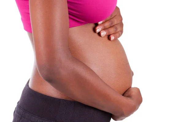 Mujer negra embarazada joven tocándose el vientre - gente africana —  Fotos de Stock