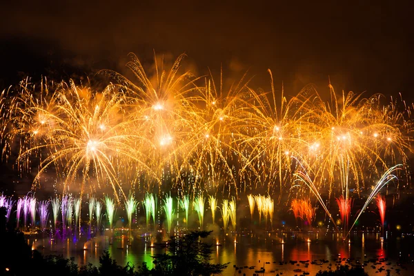 Feuerwerk über der Stadt Annecy in Frankreich für den Annecy-See — Stockfoto