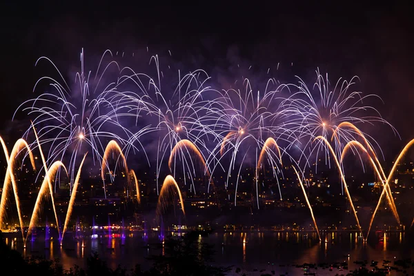 Şehir, annecy Fransa lake annecy için üzerinde havai fişek — Stok fotoğraf