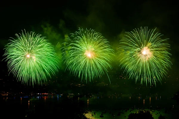 Fyrverkerier över den staden annecy i Frankrike för sjön annecy — Stockfoto