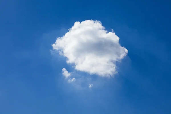 Fondo azul cielo con nubes blancas —  Fotos de Stock