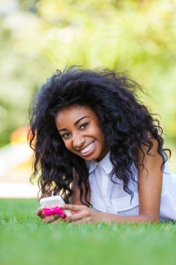 çim - Afrika p yalan bir telefonu kullanarak genç zenci kız