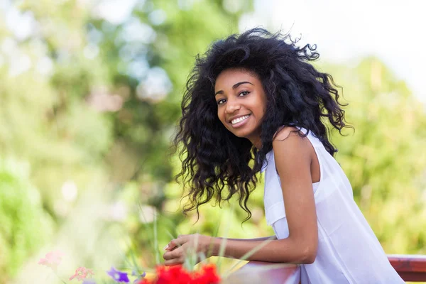 Retrato al aire libre de una adolescente negra - Personas africanas —  Fotos de Stock