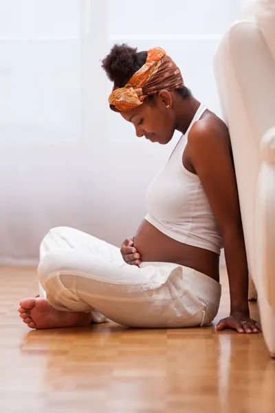 Jonge zwangere zwarte vrouw haar buik - Afrikaanse mensen raken — Stockfoto