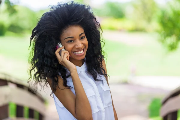 使用移动电话-非洲人黑少女 — 图库照片