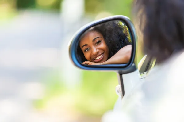 Junge schwarze Teenager-Fahrerin sitzt in ihrem neuen Cabrio - ein — Stockfoto