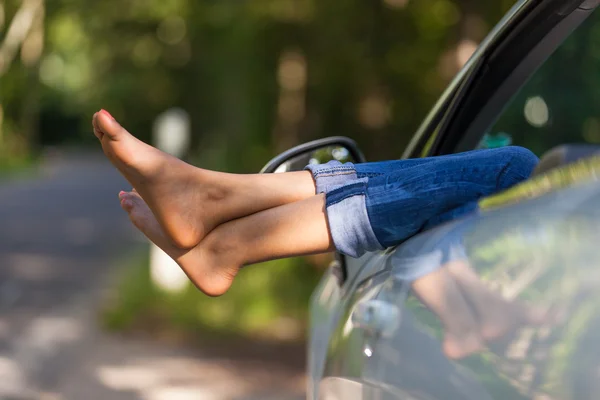 Young black woman driver taking a rest in her convertible car - — 图库照片