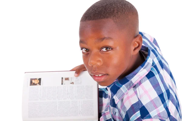 Niño de escuela afroamericano leyendo un libro - Gente negra — Foto de Stock