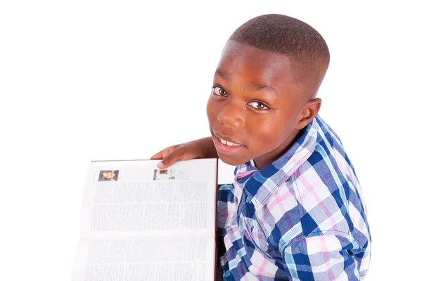 Menino da escola afro-americana lendo um livro - pessoas negras — Fotografia de Stock