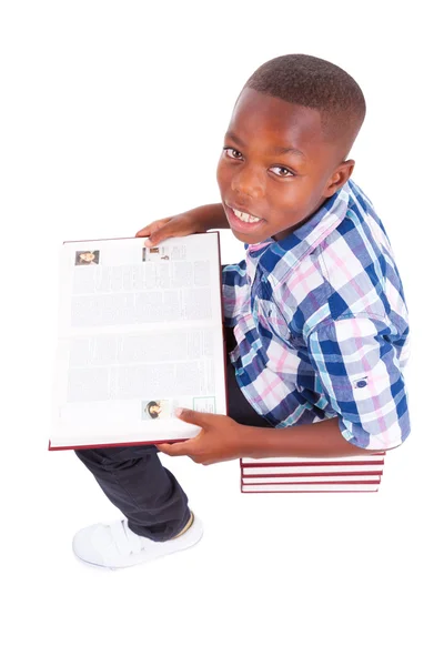 Menino da escola afro-americana lendo um livro - pessoas negras — Fotografia de Stock