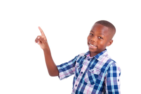 Menino da escola afro-americana olhando para cima - pessoas negras — Fotografia de Stock