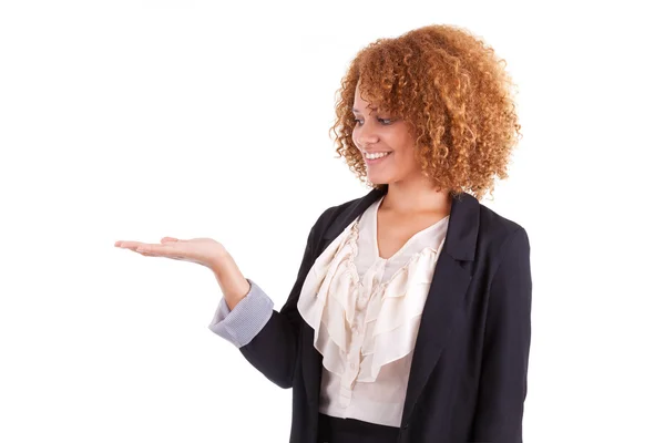 Retrato de una joven mujer de negocios afroamericana sosteniendo algunos — Foto de Stock