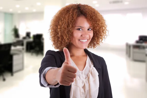 Porträt einer jungen afrikanisch-amerikanischen Geschäftsfrau, die Daumen macht — Stockfoto