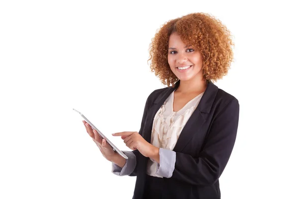 Africano americano mulher de negócios usando um tablet tátil - Preto p — Fotografia de Stock