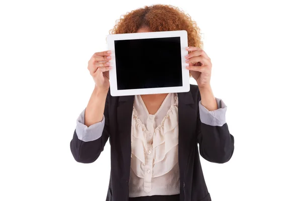 Afrikanisch-amerikanische Geschäftsfrau hält ein taktiles Tablet in der Hand - schwarz — Stockfoto
