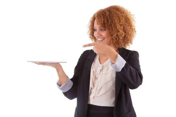 Mujer de negocios afroamericana sosteniendo una tableta táctil - Negro — Foto de Stock