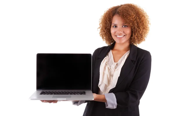 Mulher de negócios afro-americana segurando um laptop - pessoas negras — Fotografia de Stock