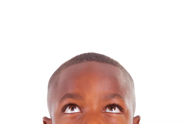 Niño afroamericano mirando hacia arriba - gente negra —  Fotos de Stock