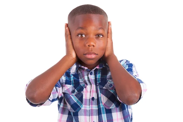 Niño afroamericano ocultando orejas - Gente negra — Foto de Stock