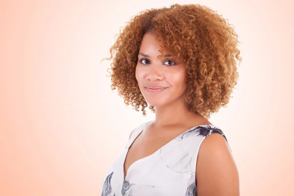 Portrét krásné afroamerické ženy - černé lidí — Stock fotografie