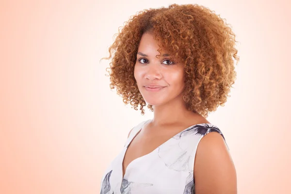 Retrato de una hermosa mujer afroamericana - Pueblo negro — Foto de Stock