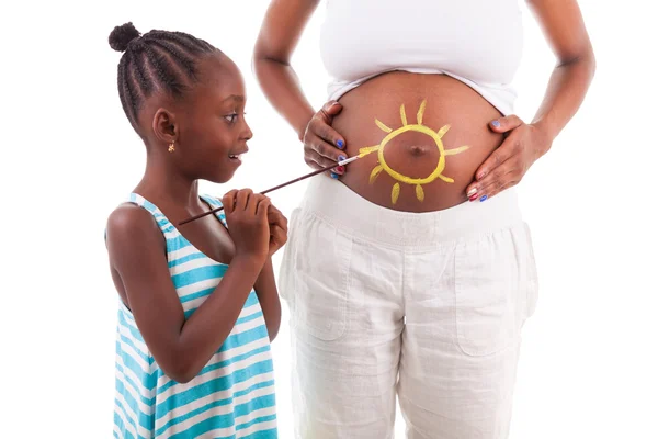 Afro-Amerikaanse meisje schilderen op haar moeders buik - Af — Stockfoto