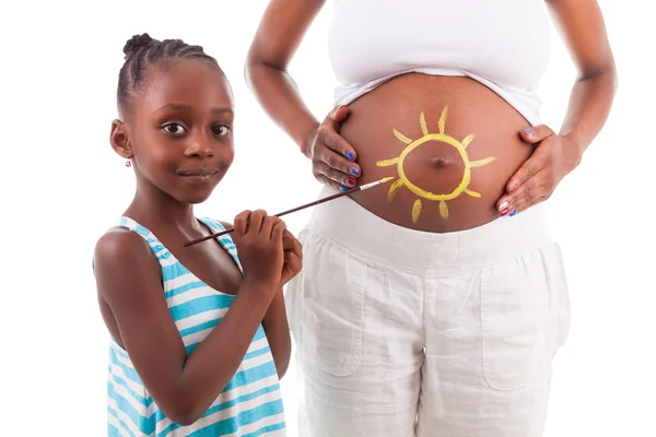 Afro-Amerikaanse meisje schilderen op haar moeders buik - Af — Stockfoto