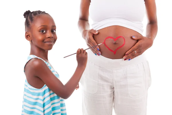 Afro-Amerikaanse meisje schilderen op haar moeders buik - Af — Stockfoto