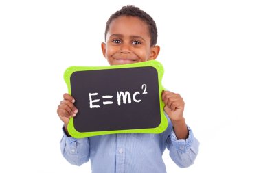 Afro-Amerikan okul çocuğu elinde boş bir kara tahta - siyah