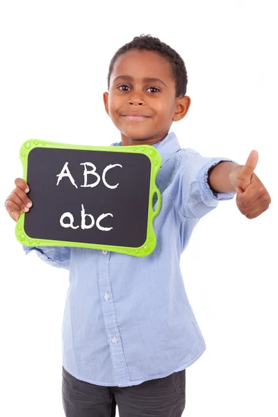 Niño de escuela afroamericano sosteniendo una pizarra negra en blanco - Negro — Foto de Stock