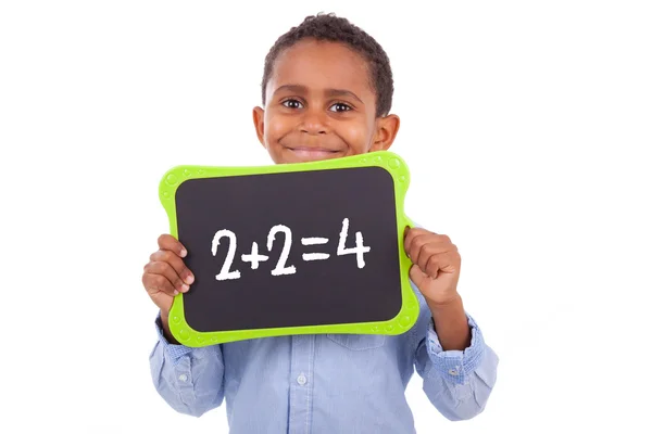 Niño de escuela afroamericano sosteniendo una pizarra negra en blanco - Negro — Foto de Stock