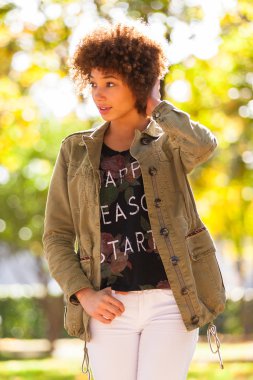 güzel Afrikalı-Amerikalı genç kadını sonbahar açık portresi