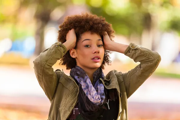 Herbst Outdoor-Porträt der schönen afrikanisch-amerikanischen jungen Frau — Stockfoto