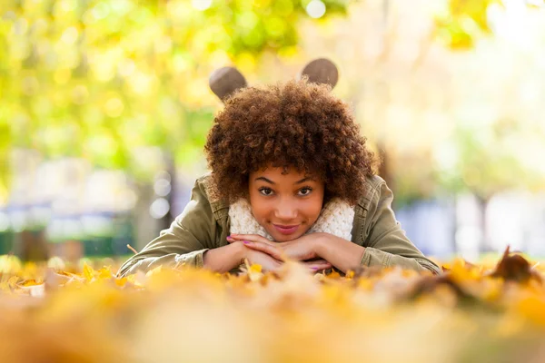 Herbst Outdoor-Porträt der schönen afrikanisch-amerikanischen jungen Frau — Stockfoto