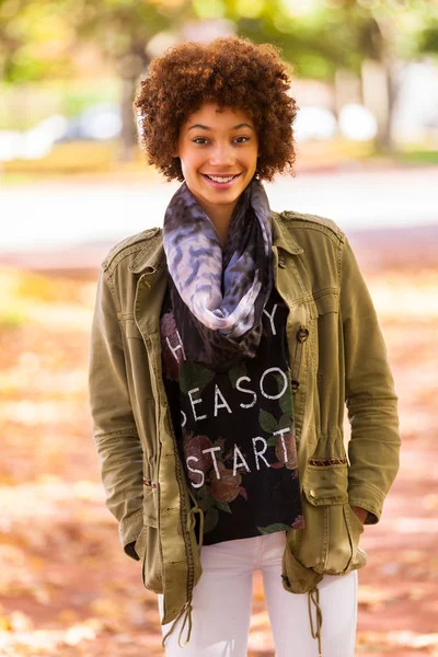 Outono ao ar livre retrato de bela afro-americana jovem woma — Fotografia de Stock