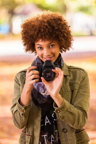 Herbst Outdoor-Porträt der schönen afrikanisch-amerikanischen jungen Frau — Stockfoto