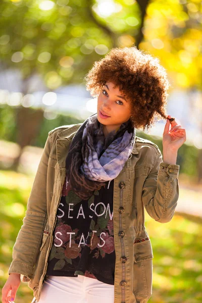 Outono ao ar livre retrato de bela afro-americana jovem woma — Fotografia de Stock