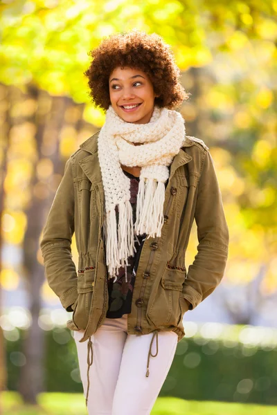 Осенний открытый портрет красивой афроамериканской молодой женщины — стоковое фото