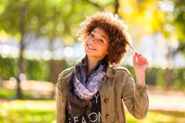 güzel Afrikalı-Amerikalı genç kadını sonbahar açık portresi