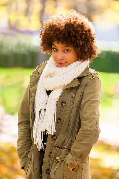 Herbst Outdoor-Porträt der schönen afrikanisch-amerikanischen jungen Frau — Stockfoto