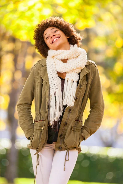 Höstens utomhus porträtt av vackra afrikanska amerikanska unga woma — Stockfoto