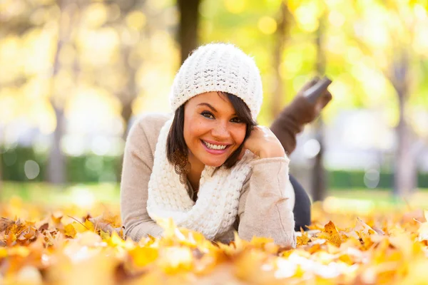 Outono ao ar livre retrato de bela jovem mulher - Peo caucasiano — Fotografia de Stock