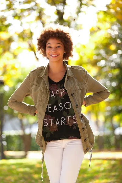 Herbst Outdoor-Porträt der schönen afrikanisch-amerikanischen jungen Frau — Stockfoto