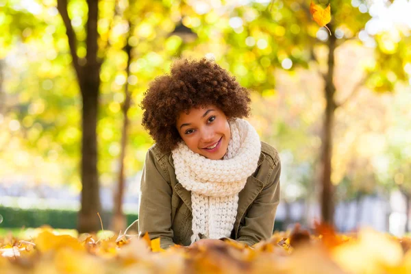 Güzel Afrikalı-Amerikalı genç kadını sonbahar açık portresi — Stok fotoğraf
